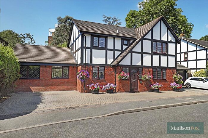 4 Bedroom Detached House For Sale In Canterbury Close, Chigwell, Essex, IG7