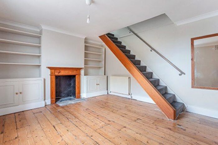 2 Bedroom Flat To Rent In Earlsfield Road, London, SW18