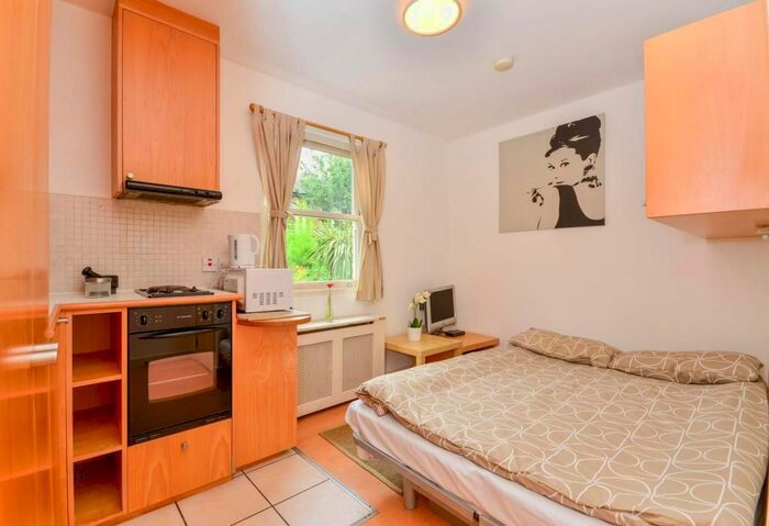 Studio To Rent In West Cromwell Road, Earls Court, London, SW5