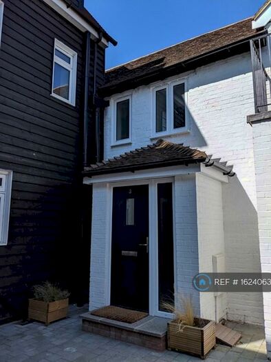 2 Bedroom Flat To Rent In High Street, Kent, ME20