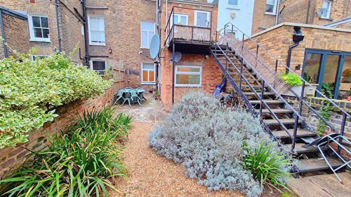 1 Bedroom Flat To Rent In Loftus Road, London, W12