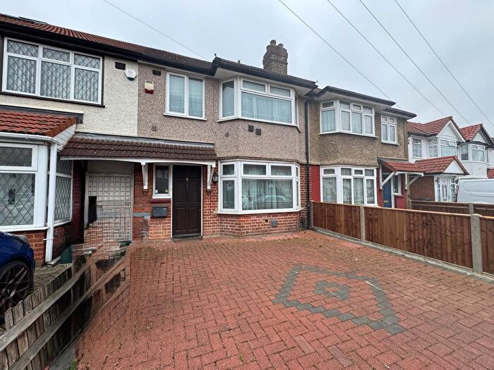 3 Bedroom Semi-Detached House To Rent In Ash Grove, Heston, Hounslow, TW5