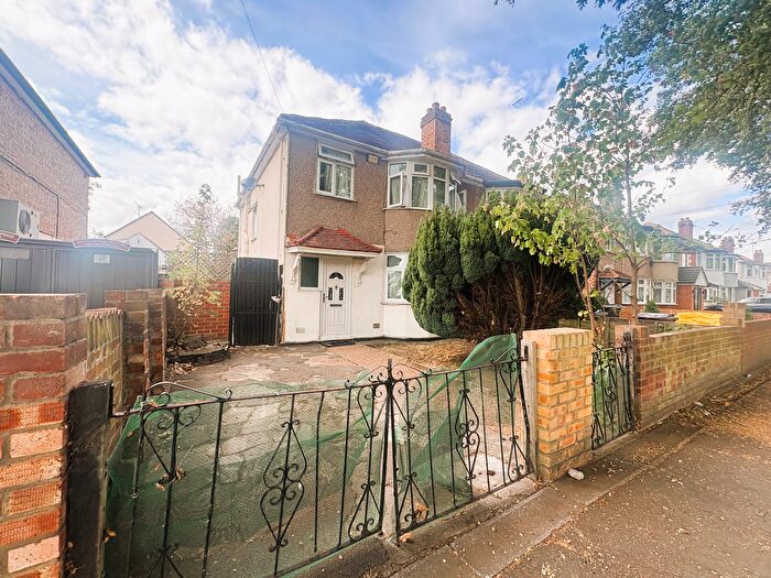 3 Bedroom Semi-Detached House For Sale In Hounslow Road, Hanworth, Feltham, TW13