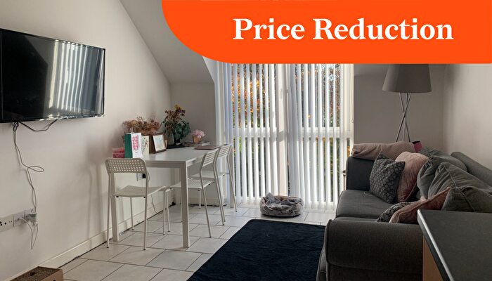 2 Bedroom Flat To Rent In Laureate House // Bed & Bath // Aug, LN1