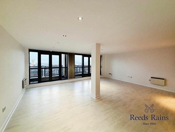 2 Bedroom Apartment To Rent In Queens Court, Hull, East Riding Of Yorkshi, HU1