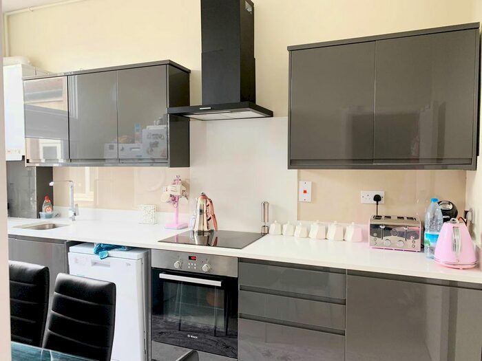 1 Bedroom Flat To Rent In High Road Leytonstone, London, E11