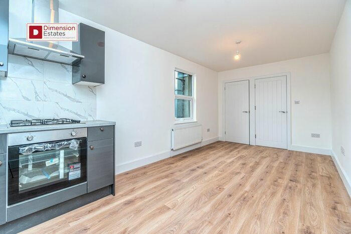 3 Bedroom Flat To Rent In First Floor Flat, Marsh Hill, London, E9