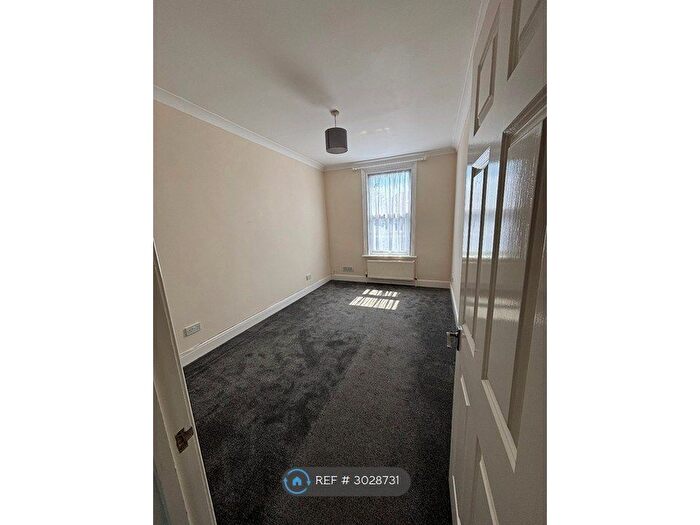 2 Bedroom Flat To Rent In Wennington Road, Rainham, RM13