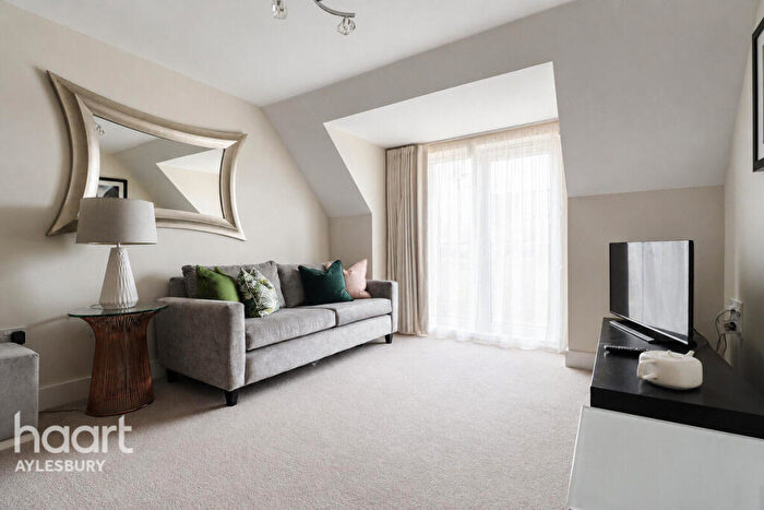 2 Bedroom Flat For Sale In Cameo Court, Aylesbury, HP18
