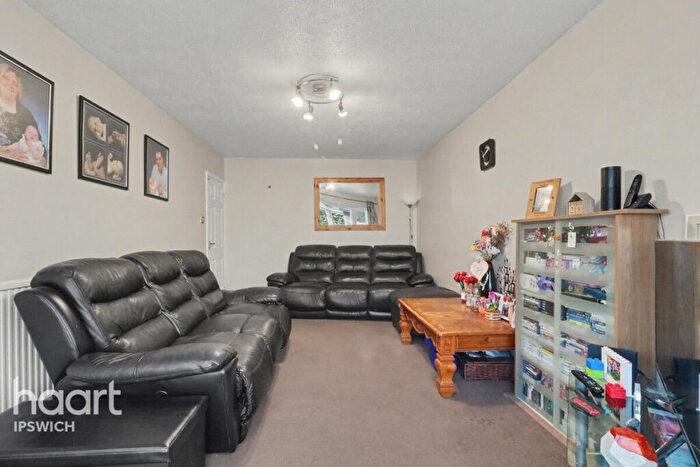 3 Bedroom Semi-Detached House For Sale In Vincent Close, Ipswich, IP1