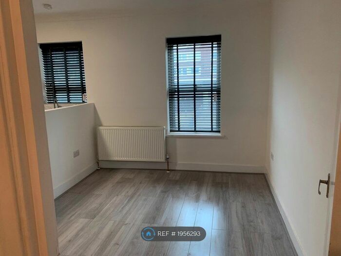 2 Bedroom Flat To Rent In Park Lane, London, N17