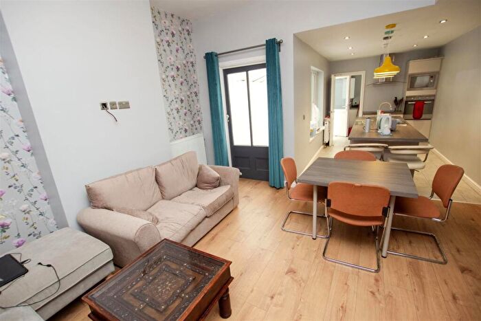 5 Bedroom House To Rent In Pershore Road, Selly Park, Birmingham, West Midlands, B29