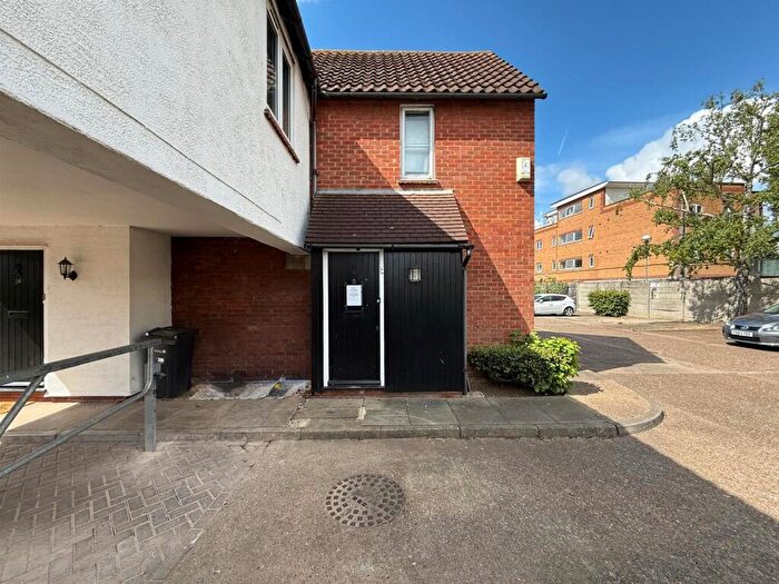 1 Bedroom House For Sale In Belmont Road, Ilford, IG1