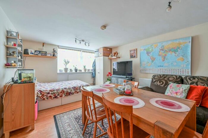 2 Bedroom Flat To Rent In . Dunheved Road, Croydon, Thornton Heath, CR7