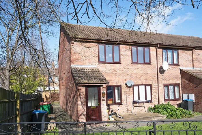 2 Bedroom Maisonette For Sale In Singleton Close, Colliers Wood, SW17