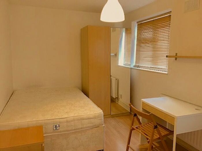 Studio To Rent In Queens Road, London, NW4