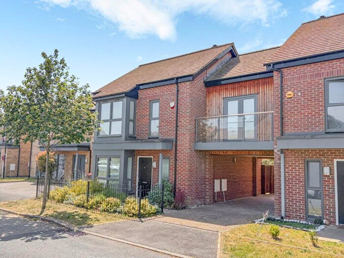 3 Bedroom Link Detached House For Sale In Flowers Mews, Oakgrove, Milton Keynes, MK10