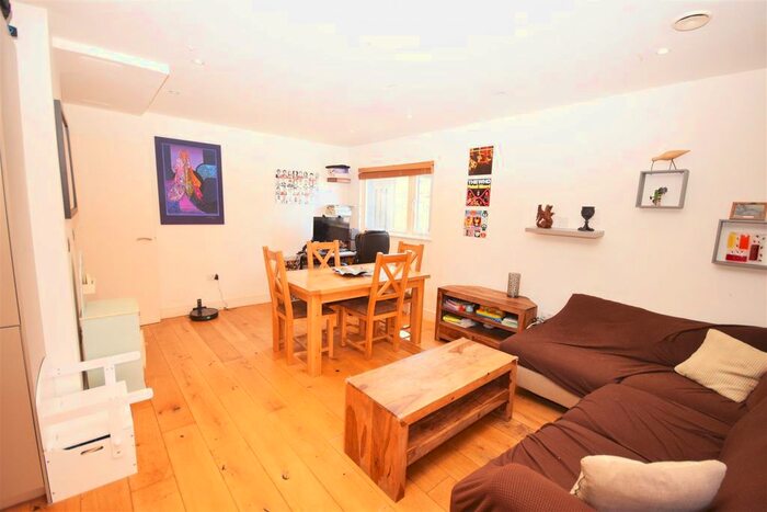 2 Bedroom Flat To Rent In Orchard Road, Richmond, TW9