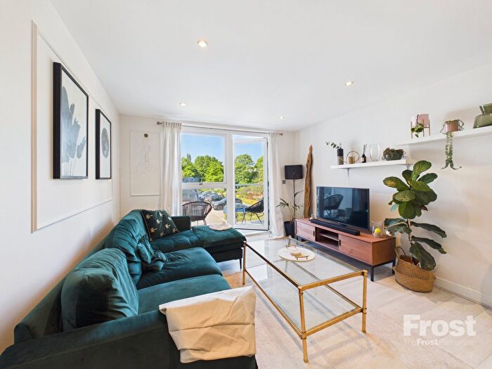 2 Bedroom Flat To Rent In Kingston Close, Maidenhead, Berkshire, SL6