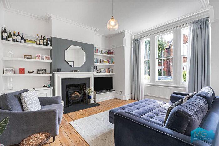 2 Bedroom Apartment For Sale In Park Hall Road, London, N2