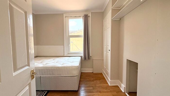 Flat To Rent In Upper Richmond Road West, East Sheen, London, SW14