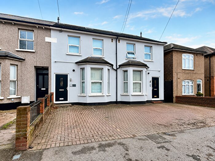 2 Bedroom Flat To Rent In B Victoria Road, Romford, RM1