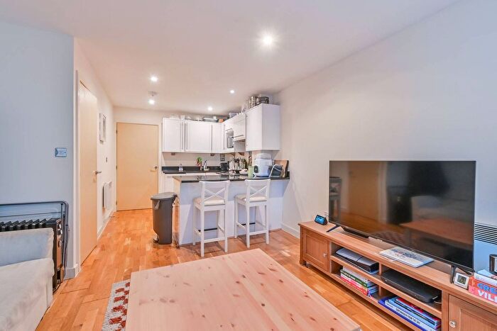 2 Bedroom Maisonette To Rent In Island Apartments, Islington, London, N1