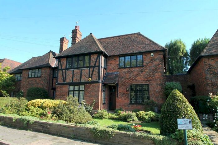 3 Bedroom Maisonette To Rent In Edmunds Walk, East Finchley, N2