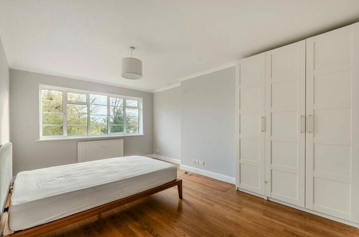 3 Bedroom Flat To Rent In Raymond Road, Wimbledon Village, London, SW19