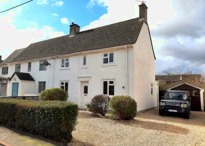 3 Bedroom Semi-Detached House To Rent In Bear Close, Woodstock, OX20