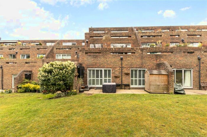 2 Bedroom Flat To Rent In Stroudwater Park, Weybridge, Surrey, KT13
