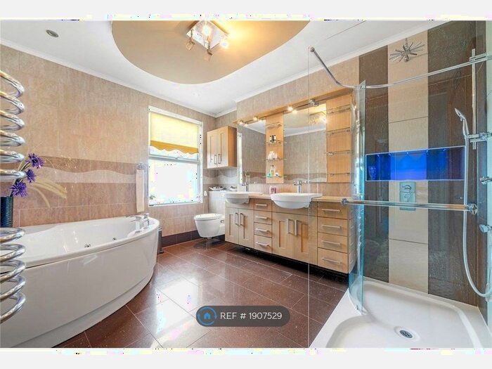 6 Bedroom Detached House To Rent In Barry Road, London, SE22