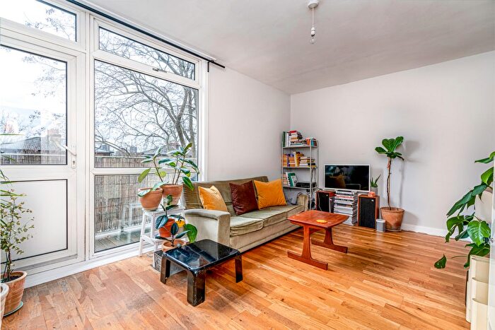 2 Bedroom Flat For Sale In Tottenham Road, Islington, London, N1