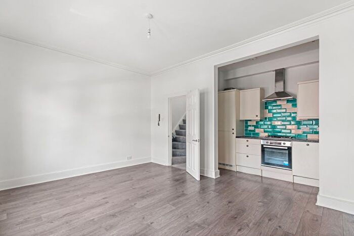 2 Bedroom Flat To Rent In Mitcham Road, London., SW17