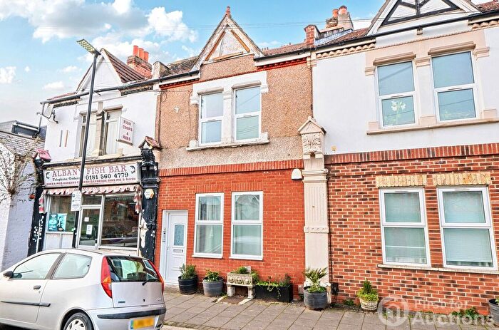1 Bedroom Flat For Sale In Market Terrace, Albany Road, Brentford, TW8