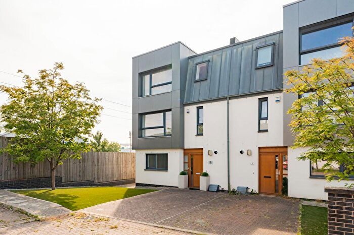 4 Bedroom Town House For Sale In Lamont Place, Edinburgh, EH12