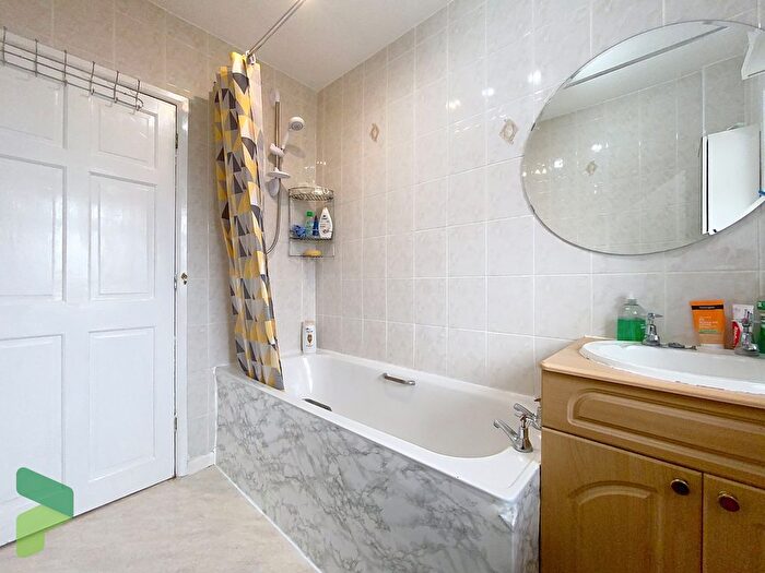 2 Bedroom Flat To Rent In Birch Hall Avenue, Darwen, BB3