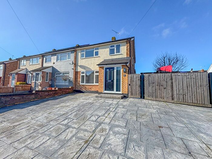 3 Bedroom Semi Detached House For Sale In Glenwood Avenue, Hawkwell, SS5