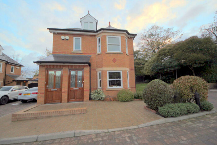 3 Bedroom Maisonette To Rent In Gordon Hill, Enfield, EN2