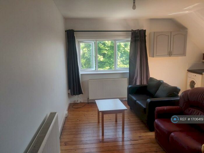 1 Bedroom Flat To Rent In The Avenue, Roundhay, Leeds, LS8