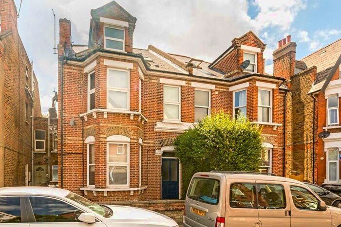 2 Bedroom Flat To Rent In King Charles Road, Berrylands, Surbiton, KT5