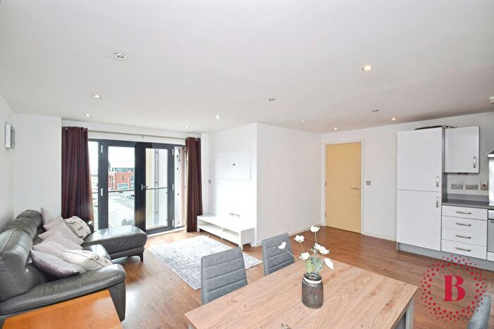 2 Bedroom Flat For Sale In South Quay, Waterfront, SA1