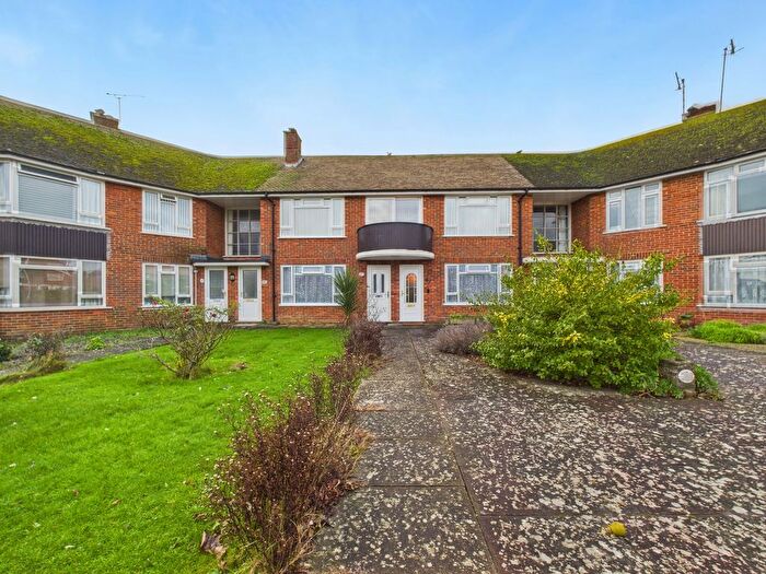 2 Bedroom Flat To Rent In Alinora Crescent, Worthing, BN12