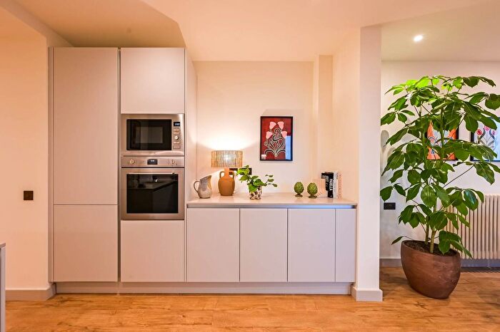 2 Bedroom Flat To Rent In Selbourne Road, Walthamstow, E17