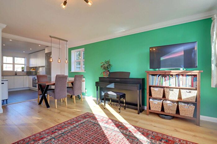 3 Bedroom End Of Terrace House For Sale In Elliots Way, Caversham, RG4