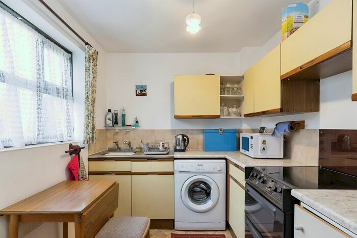 2 Bedroom Flat For Sale In Pembroke Way, Birmingham, B28