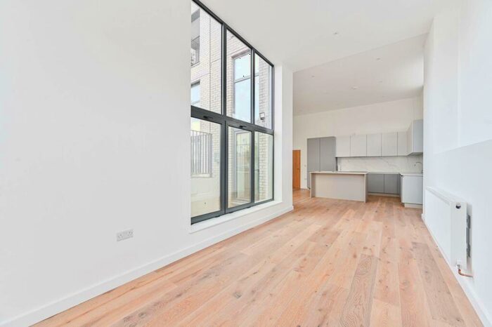3 Bedroom Flat To Rent In Brookhill Road, Woolwich, London, SE18