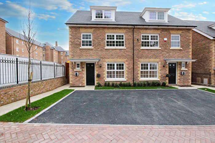 4 Bedroom Semi-Detached House To Rent In Watermark Road, Maidstone, Kent, ME14