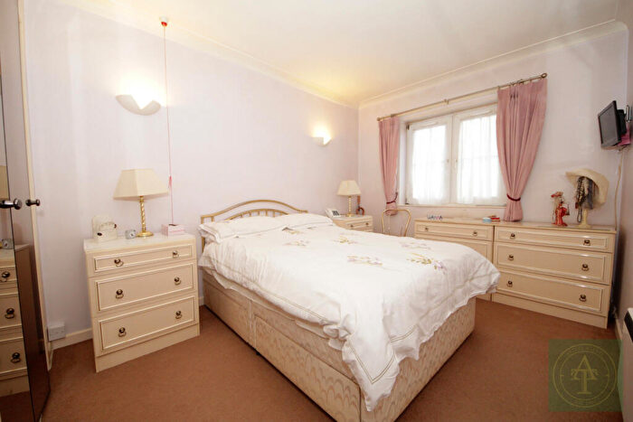 2 Bedroom Retirement Property For Sale In Woodmere Court, Avenue Road, N14