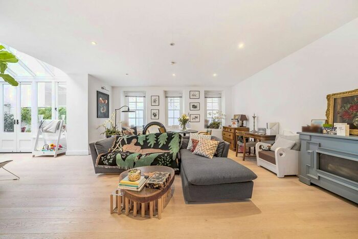 1 Bedroom Flat To Rent In Cadogan Square, Knightsbridge, London, SW1X